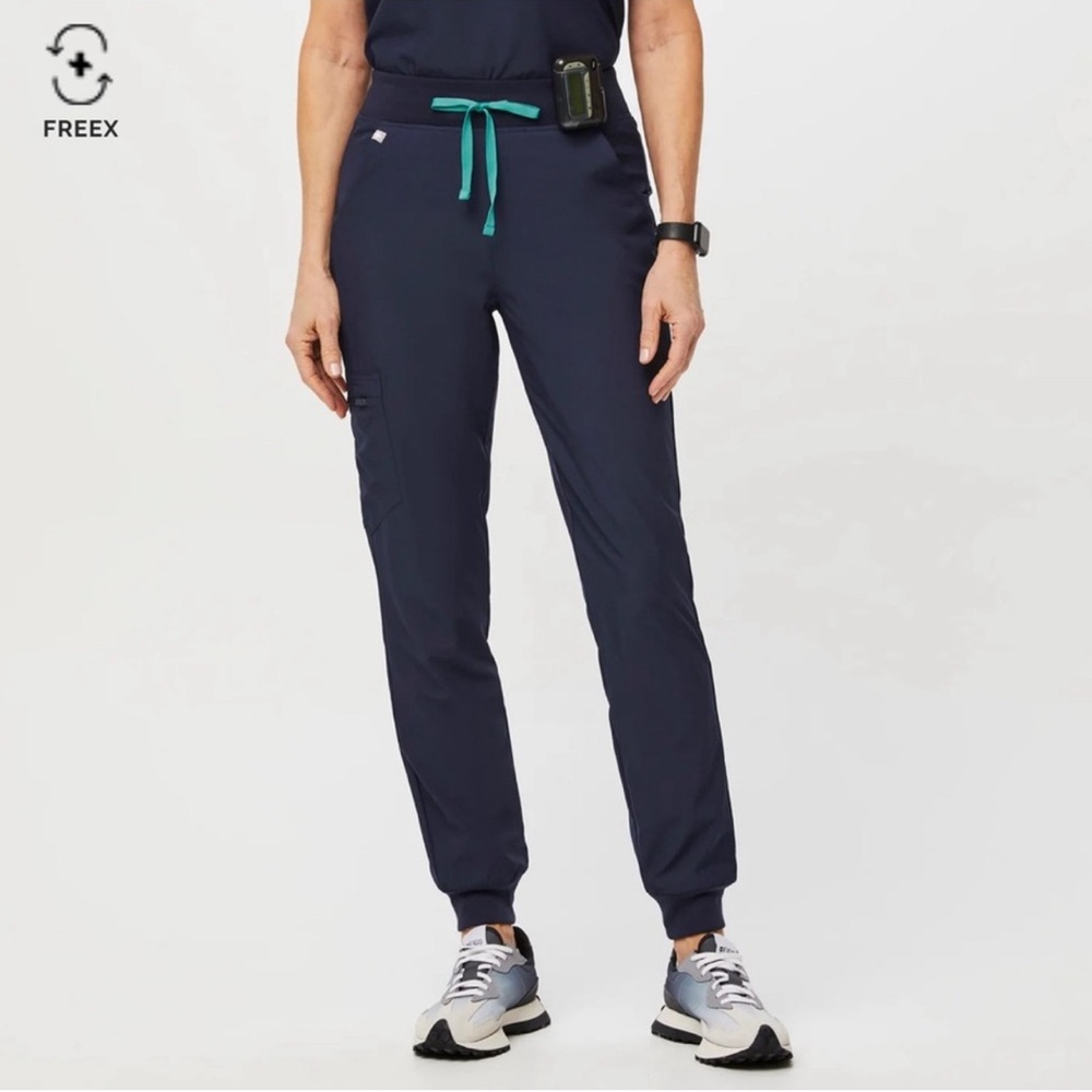 FIGS High Waisted Zamora FREEx Lined
Jogger Scrub Pants in navy blue, size XS